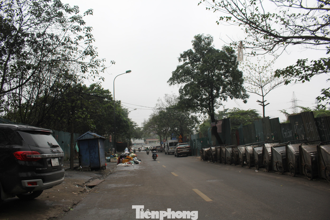Phía mặt đường Trần Quốc Vượng đi qua dự án trở thành nơi tập kết rác thải. Phía mặt đường Trần Quốc Vượng đi qua dự án trở thành nơi tập kết rác thải.