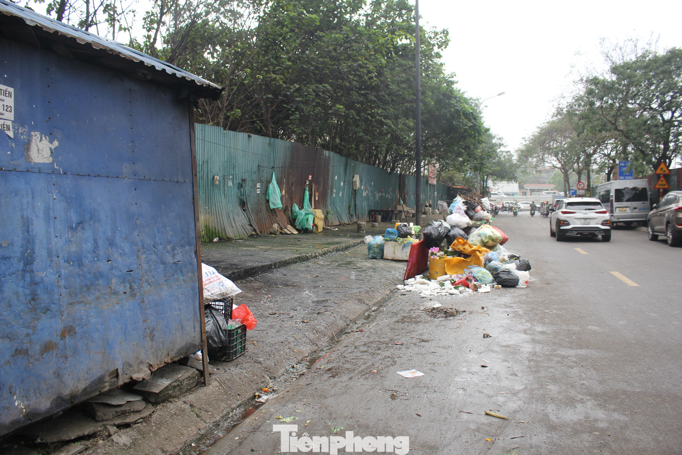 Tuy nhiên, kể từ khi “xóa sổ” chợ tạm nông sản Dịch Vọng Hậu, việc duy nhất chủ đầu tư thực hiện là quây tôn khu vực này rồi bỏ không. Tuy nhiên, kể từ khi “xóa sổ” chợ tạm nông sản Dịch Vọng Hậu, việc duy nhất chủ đầu tư thực hiện là quây tôn khu vực này rồi bỏ không.