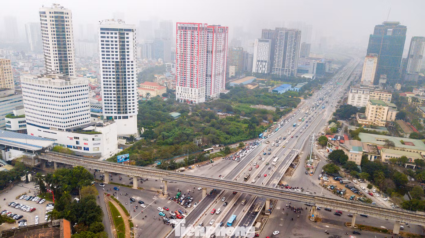 Theo nhiều người, việc chủ đầu tư để dự án có vị trí đắc địa như Constrexim Complex bỏ hoang suốt hàng thập kỷ như vậy đã gây nên sự hoang phí quỹ đất của TP cũng như làm nhếch nhác bộ mặt Thủ đô.