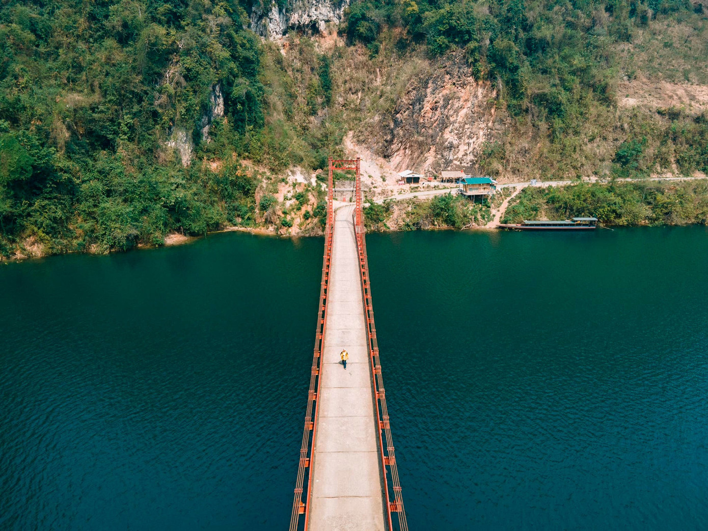 Cầu treo Pa Phông nhìn từ trên cao. Chiếc cầu nổi bật giữa màu xanh của sông nước, của núi rừng và bầu trời Cầu treo Pa Phông nhìn từ trên cao. Chiếc cầu nổi bật giữa màu xanh của sông nước, của núi rừng và bầu trời