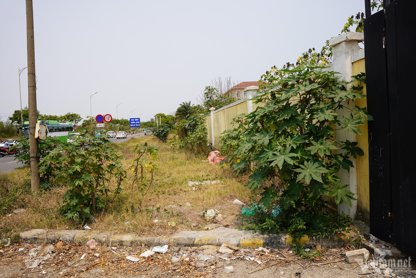 Mặt tiền của khu đất vàng bỏ hoang rất nhếch nhác, gây mất mỹ quan.