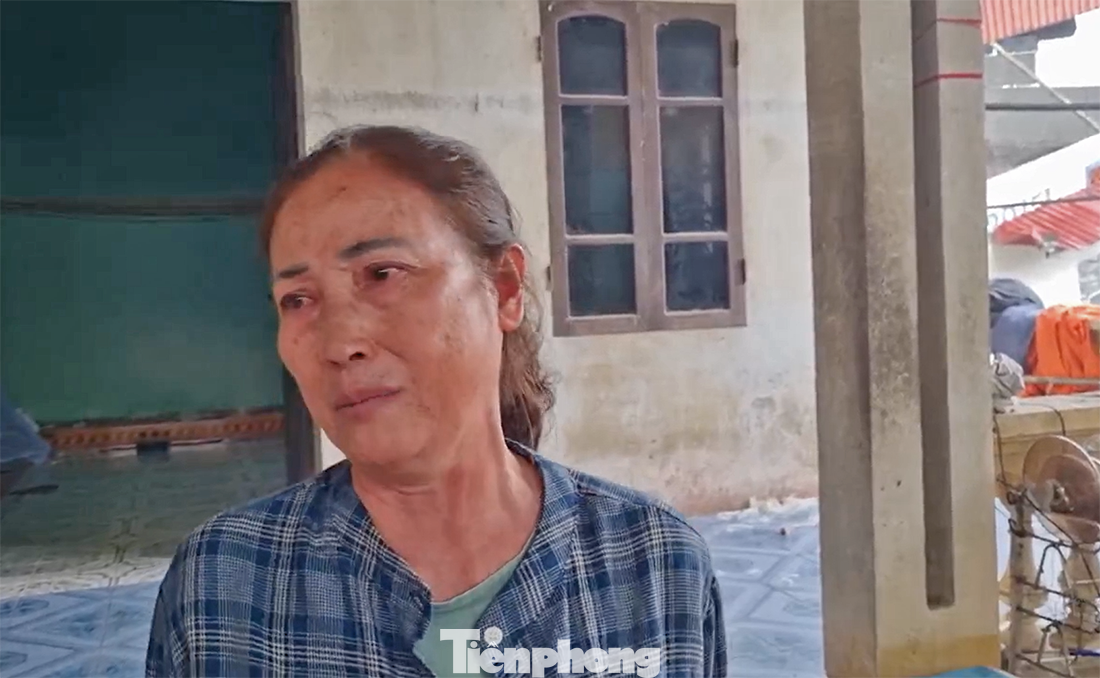 Chia sẻ với PV, bà Nguyễn Thị Thao (60 tuổi) là chủ hộ của một trong các ngôi nhà bị sụt lún nghẹn ngào cho biết gia đình bà sinh sống bên ven sông Cầu đã ngót nghét hơn 2 thập kỷ. Khi nhìn thấy ngôi nhà, chuồng trại và tài sản gia đình tích cóp bao năm lún dần theo dòng sông bà chỉ biết ứa nước mắt vì xót của và bất lực.