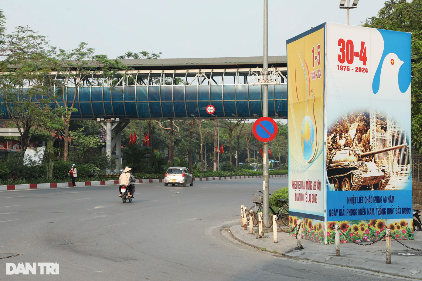 Vào kỳ nghỉ lễ năm nay, các con đường trọng yếu của Hà Nội khá vắng vẻ, đặc biệt trong khung giờ cao điểm. Đến sau 8h, đường phố bắt đầu nhiều phương tiện di chuyển hơn. Vào kỳ nghỉ lễ năm nay, các con đường trọng yếu của Hà Nội khá vắng vẻ, đặc biệt trong khung giờ cao điểm. Đến sau 8h, đường phố bắt đầu nhiều phương tiện di chuyển hơn.