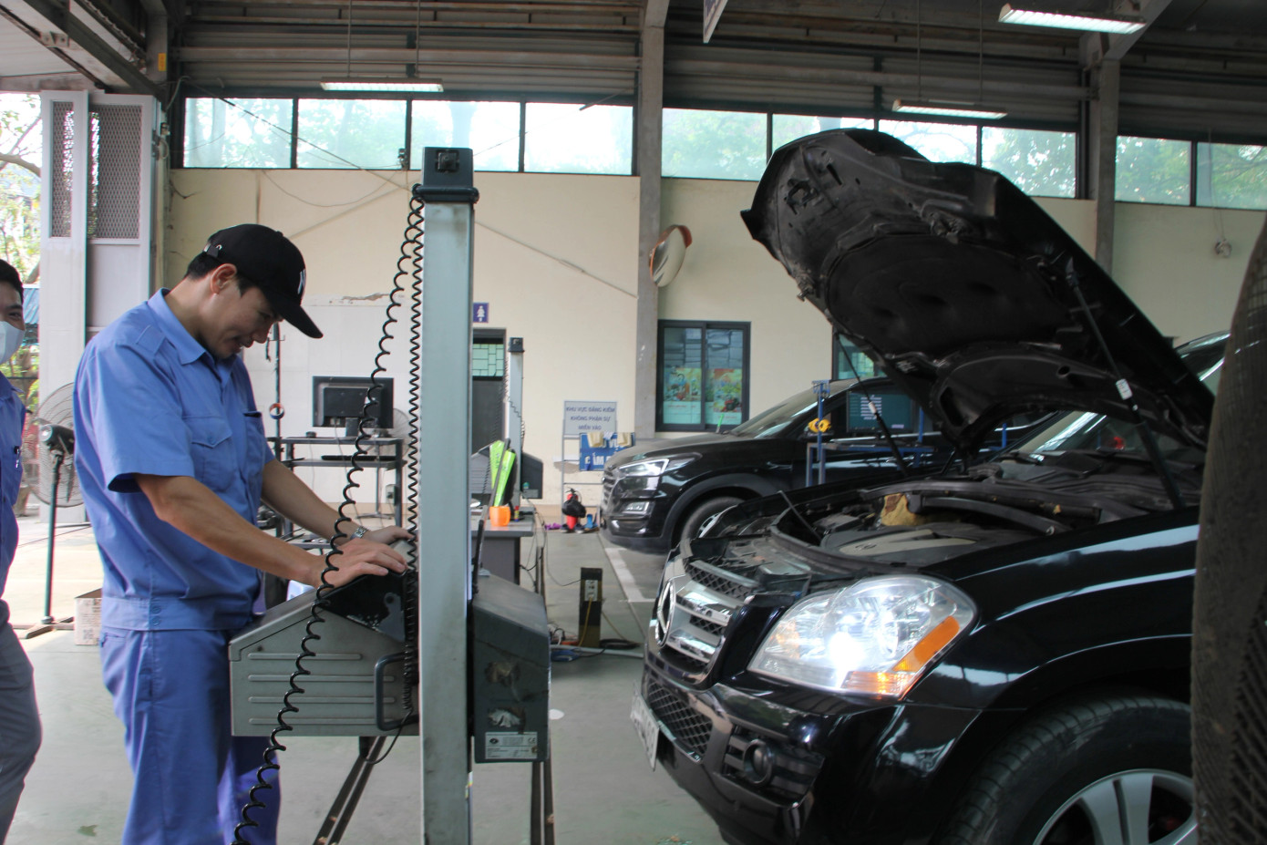 Cục Đăng kiểm đề nghị các đơn vị đăng kiểm bố trí làm tăng ca, làm thêm giờ trước, sau và cả trong dịp nghỉ lễ 30/4 - 1/5 trường hợp xảy ra tình trạng ùn tắc đăng kiểm.