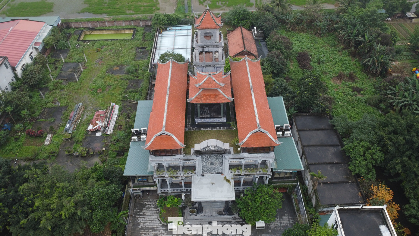 Bên trên tòa lâu đài được xây dựng nhà khung gỗ, mái lát ngói truyền thống của người Việt. Bên trên tòa lâu đài được xây dựng nhà khung gỗ, mái lát ngói truyền thống của người Việt.