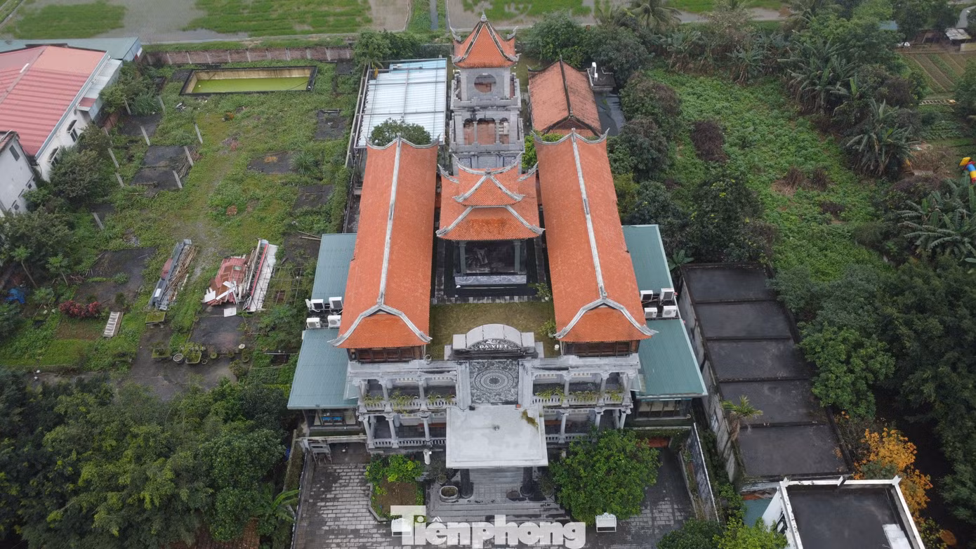 Bên trên tòa lâu đài được xây dựng nhà khung gỗ, mái lát ngói truyền thống của người Việt.