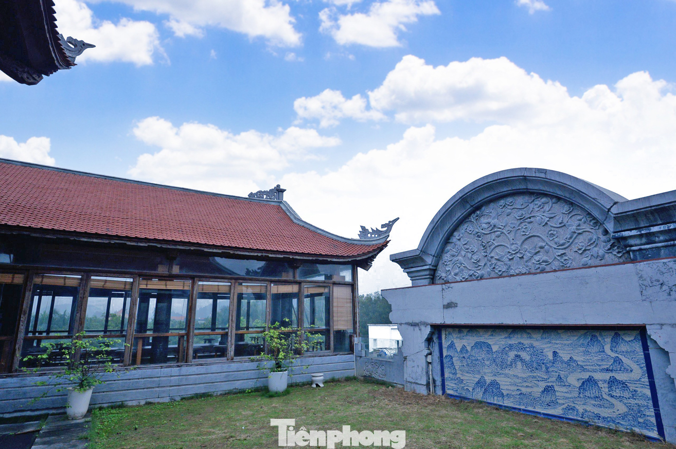 Phần gạch lát, mái ngói cong lại mang đậm nét văn hóa truyền thống của Việt Nam. Phần gạch lát, mái ngói cong lại mang đậm nét văn hóa truyền thống của Việt Nam.