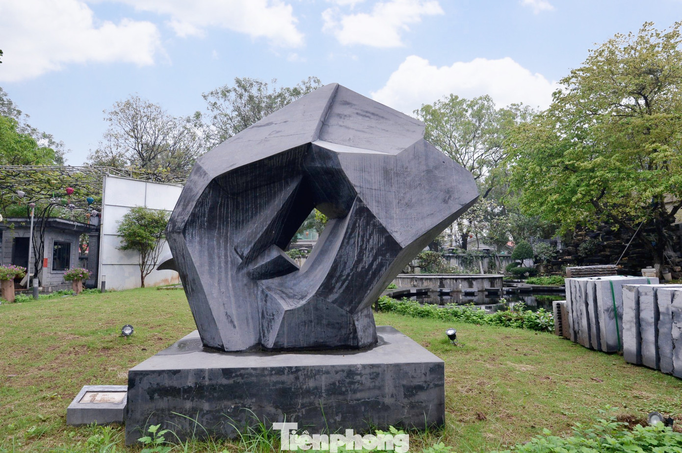 Nhiều tác phẩm tại lâu đài có sự góp sức của nhiều tên tuổi nổi tiếng như họa sĩ Vũ Xuân Đông, nhà điêu khắc Đào Châu Khải, họa sĩ Lý Trực Sơn. Nhiều tác phẩm tại lâu đài có sự góp sức của nhiều tên tuổi nổi tiếng như họa sĩ Vũ Xuân Đông, nhà điêu khắc Đào Châu Khải, họa sĩ Lý Trực Sơn.