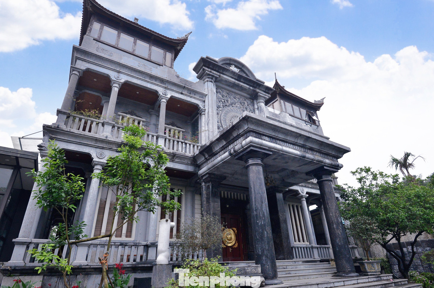 Điểm đặc biệt của lâu đài là được xây dựng chủ yếu bằng đá xanh Ninh Vân kết hợp với đá trắng ở Tây Nguyên và miền Trung Việt Nam. Nguyên liệu chủ yếu làm nên công trình là loại đá xanh Ninh Vân. Một số chi tiết được sử dụng đá trắng ở miền Trung và Tây Nguyên. Điểm đặc biệt của lâu đài là được xây dựng chủ yếu bằng đá xanh Ninh Vân kết hợp với đá trắng ở Tây Nguyên và miền Trung Việt Nam. Nguyên liệu chủ yếu làm nên công trình là loại đá xanh Ninh Vân. Một số chi tiết được sử dụng đá trắng ở miền Trung và Tây Nguyên.