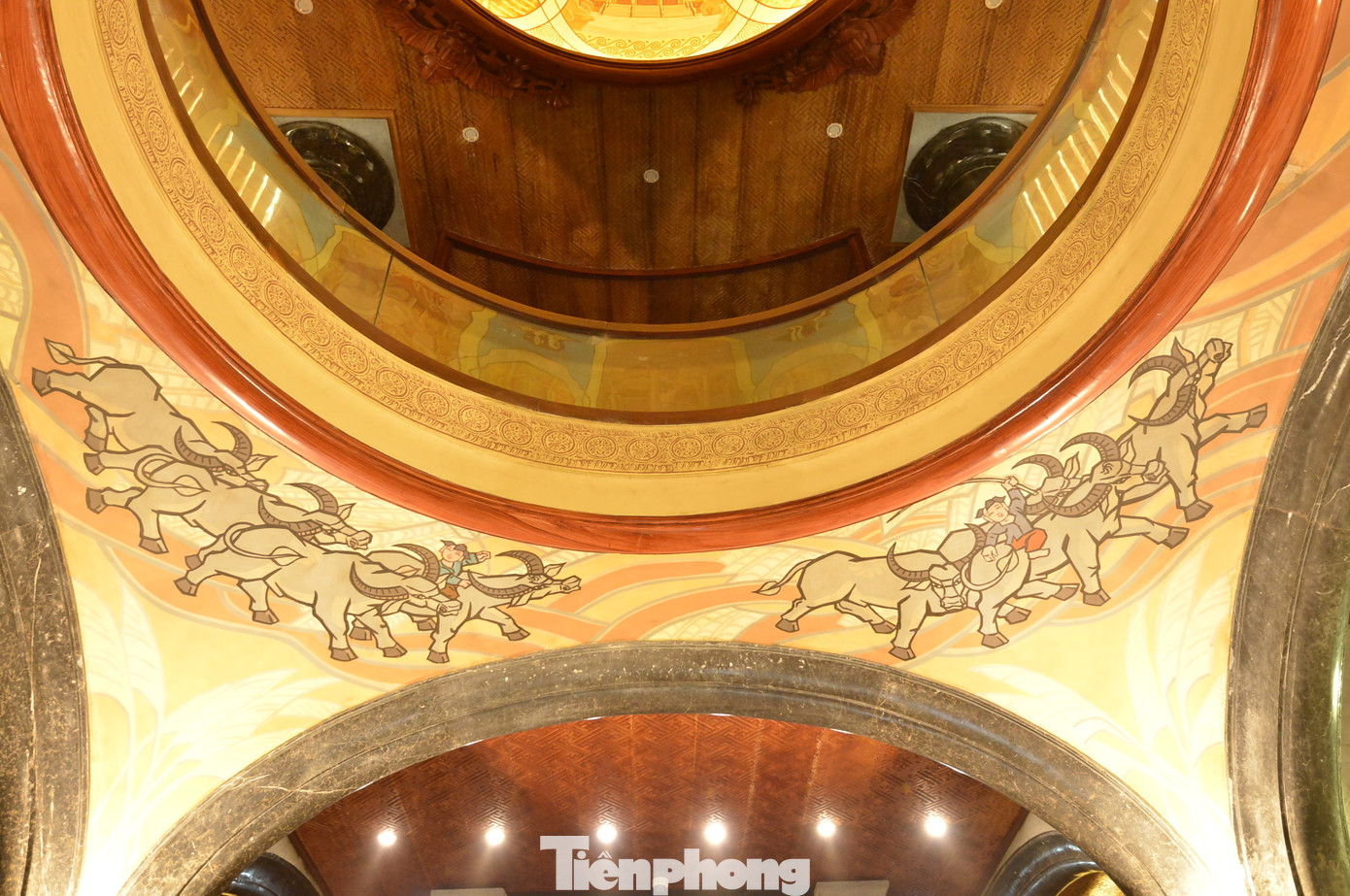 Vòm trần đại sảnh bằng đá, hệ thống cột đá, trán tường và tầng hầm của biệt thự mang dáng dấp của kiến trúc cổ điển Châu Âu kết hợp với các hình họa của truyện dân gian Việt Nam. Vòm trần đại sảnh bằng đá, hệ thống cột đá, trán tường và tầng hầm của biệt thự mang dáng dấp của kiến trúc cổ điển Châu Âu kết hợp với các hình họa của truyện dân gian Việt Nam.