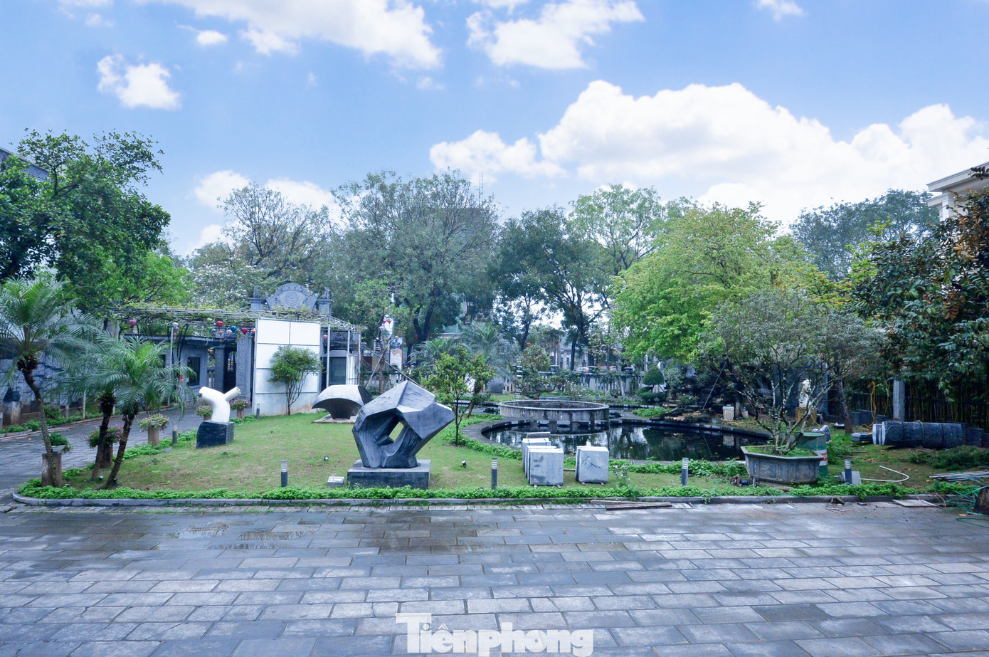 Nhiều du khách nước ngoài khi ghé thăm lâu đài đá này không khỏi trầm trồ và thán phục tài năng của các nghệ nhân người Việt. Bởi chỉ từ những phiến đá xù xì, thô sơ mà qua mài dũa đã tạo nên một công trình kiến trúc độc nhất vô nhị. Nhiều du khách nước ngoài khi ghé thăm lâu đài đá này không khỏi trầm trồ và thán phục tài năng của các nghệ nhân người Việt. Bởi chỉ từ những phiến đá xù xì, thô sơ mà qua mài dũa đã tạo nên một công trình kiến trúc độc nhất vô nhị.