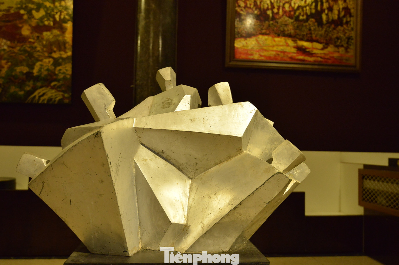 Nhiều tác phẩm tại lâu đài có sự góp sức của nhiều tên tuổi nổi tiếng như họa sĩ Vũ Xuân Đông, nhà điêu khắc Đào Châu Khải, họa sĩ Lý Trực Sơn. Nhiều tác phẩm tại lâu đài có sự góp sức của nhiều tên tuổi nổi tiếng như họa sĩ Vũ Xuân Đông, nhà điêu khắc Đào Châu Khải, họa sĩ Lý Trực Sơn.