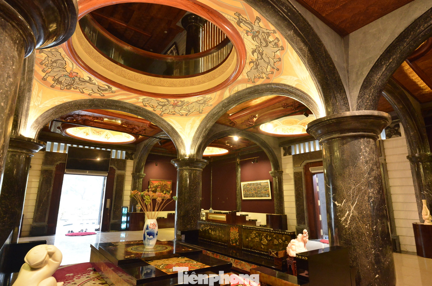 Không gian tầng 1 và tầng 3 của lâu đài là không gian trưng bày các tác phẩm nghệ thuật của Việt Nam như tranh sơn mài, tượng đá, đàn đá,… Đây cũng chính là nơi diễn ra triển lãm "Đồng vọng Hoa Lư", góp phần thu hút du khách khi về cố đô Hoa Lư. Không gian tầng 1 và tầng 3 của lâu đài là không gian trưng bày các tác phẩm nghệ thuật của Việt Nam như tranh sơn mài, tượng đá, đàn đá,… Đây cũng chính là nơi diễn ra triển lãm "Đồng vọng Hoa Lư", góp phần thu hút du khách khi về cố đô Hoa Lư.