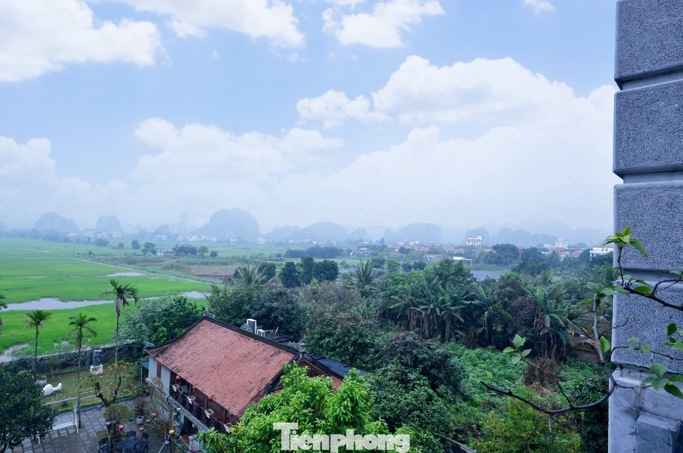 Từ vọng gác của lâu đài có thể phóng tầm mắt ra Khu du lịch Tam Cốc – Bích Động. Từ vọng gác của lâu đài có thể phóng tầm mắt ra Khu du lịch Tam Cốc – Bích Động.