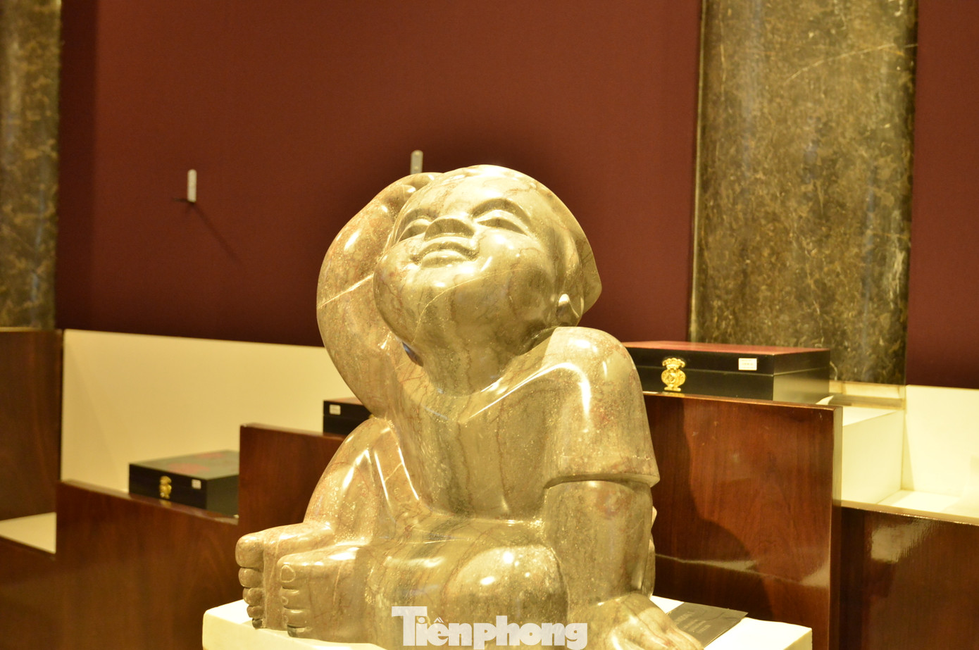 Nhiều tác phẩm tại lâu đài có sự góp sức của nhiều tên tuổi nổi tiếng như họa sĩ Vũ Xuân Đông, nhà điêu khắc Đào Châu Khải, họa sĩ Lý Trực Sơn. Nhiều tác phẩm tại lâu đài có sự góp sức của nhiều tên tuổi nổi tiếng như họa sĩ Vũ Xuân Đông, nhà điêu khắc Đào Châu Khải, họa sĩ Lý Trực Sơn.