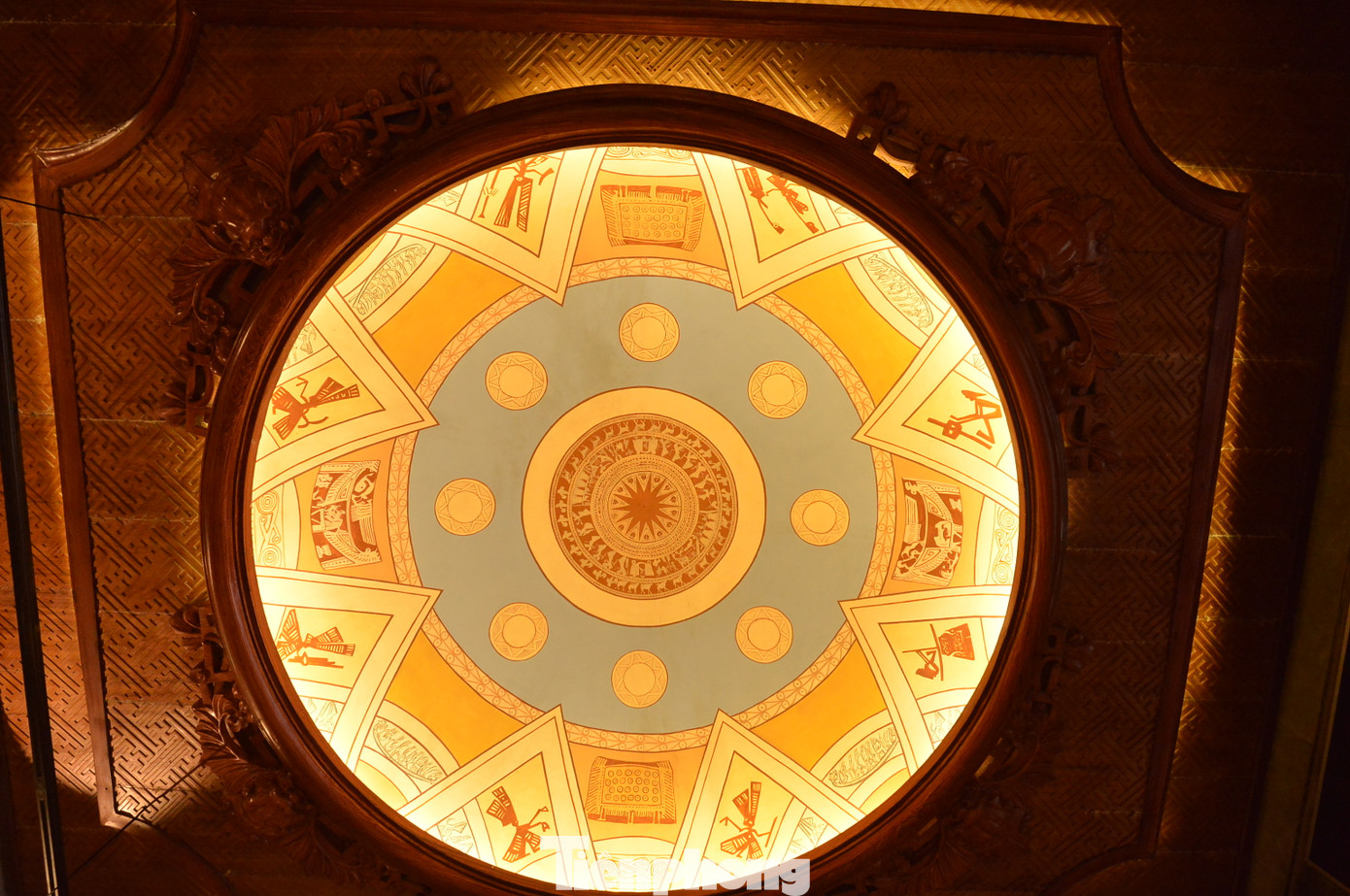 Tác phẩm “Vòm trần lịch sử Việt Nam” trong đại sảnh của biệt thự chính là một tác phẩm của họa sĩ Vũ Xuân Đông. Tác phẩm “Vòm trần lịch sử Việt Nam” trong đại sảnh của biệt thự chính là một tác phẩm của họa sĩ Vũ Xuân Đông.