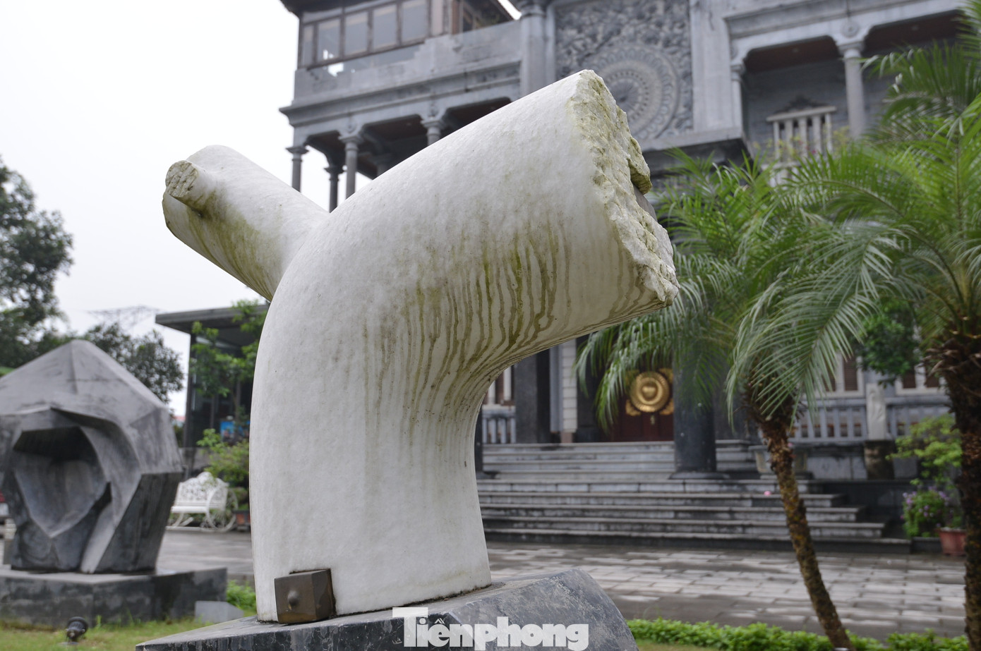 Theo lời nghệ nhân Lương Văn Quang, lâu đài đá được xây dựng trong 12 năm và đưa vào sử dụng hồi giữa năm 2020. Theo lời nghệ nhân Lương Văn Quang, lâu đài đá được xây dựng trong 12 năm và đưa vào sử dụng hồi giữa năm 2020.