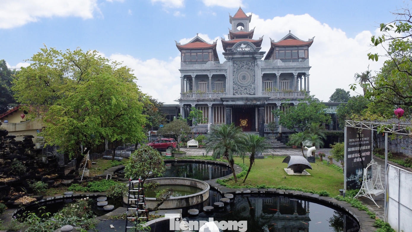 Về làng nghề chế tác đá Ninh Vân (Ninh Thắng, Hoa Lư, Ninh Bình), không ai không nhắc đến lâu đài đá ở trung tâm Tam Cốc của nghệ nhân Lương Văn Quang (SN 1973, Chủ tịch Hội làng nghề chế tác đá truyền thống Ninh Vân). Về làng nghề chế tác đá Ninh Vân (Ninh Thắng, Hoa Lư, Ninh Bình), không ai không nhắc đến lâu đài đá ở trung tâm Tam Cốc của nghệ nhân Lương Văn Quang (SN 1973, Chủ tịch Hội làng nghề chế tác đá truyền thống Ninh Vân).