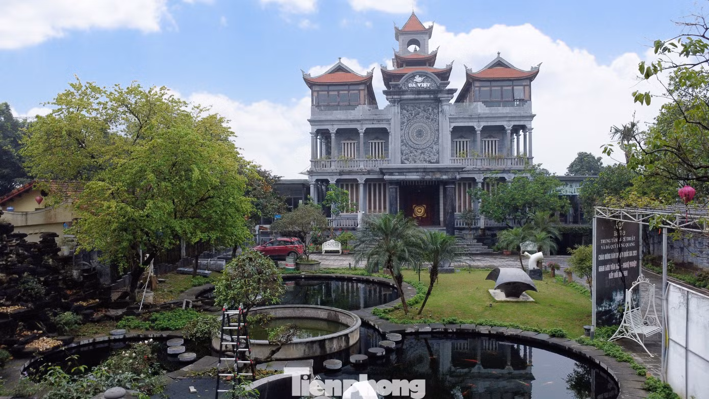 Về làng nghề chế tác đá Ninh Vân (Ninh Thắng, Hoa Lư, Ninh Bình), không ai không nhắc đến lâu đài đá ở trung tâm Tam Cốc của nghệ nhân Lương Văn Quang (SN 1973, Chủ tịch Hội làng nghề chế tác đá truyền thống Ninh Vân).