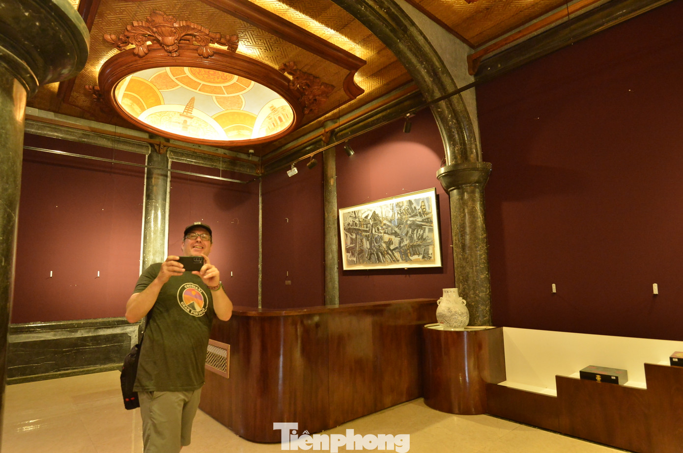 Những cột đá khổng lồ được đánh bóng ở tầng 1 của lâu đài khiến nhiều du khách bày tỏ sự thích thú. Được biết, các cột đá này được thiết kế, xây dựng hoàn toàn từ đá xanh Ninh Vân nguyên khối. Những cột đá khổng lồ được đánh bóng ở tầng 1 của lâu đài khiến nhiều du khách bày tỏ sự thích thú. Được biết, các cột đá này được thiết kế, xây dựng hoàn toàn từ đá xanh Ninh Vân nguyên khối.