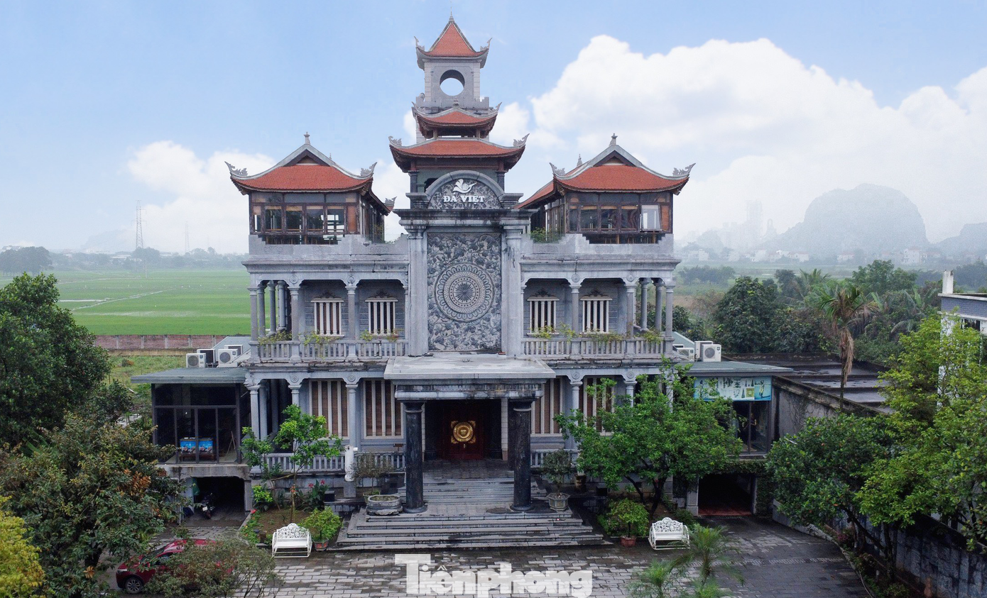 Tòa lâu đài mang dáng dấp của công trình kiến trúc Nhà thờ Phát Diệm – công trình bằng đá mang tính biểu tượng của Ninh Bình. Tòa lâu đài mang dáng dấp của công trình kiến trúc Nhà thờ Phát Diệm – công trình bằng đá mang tính biểu tượng của Ninh Bình.