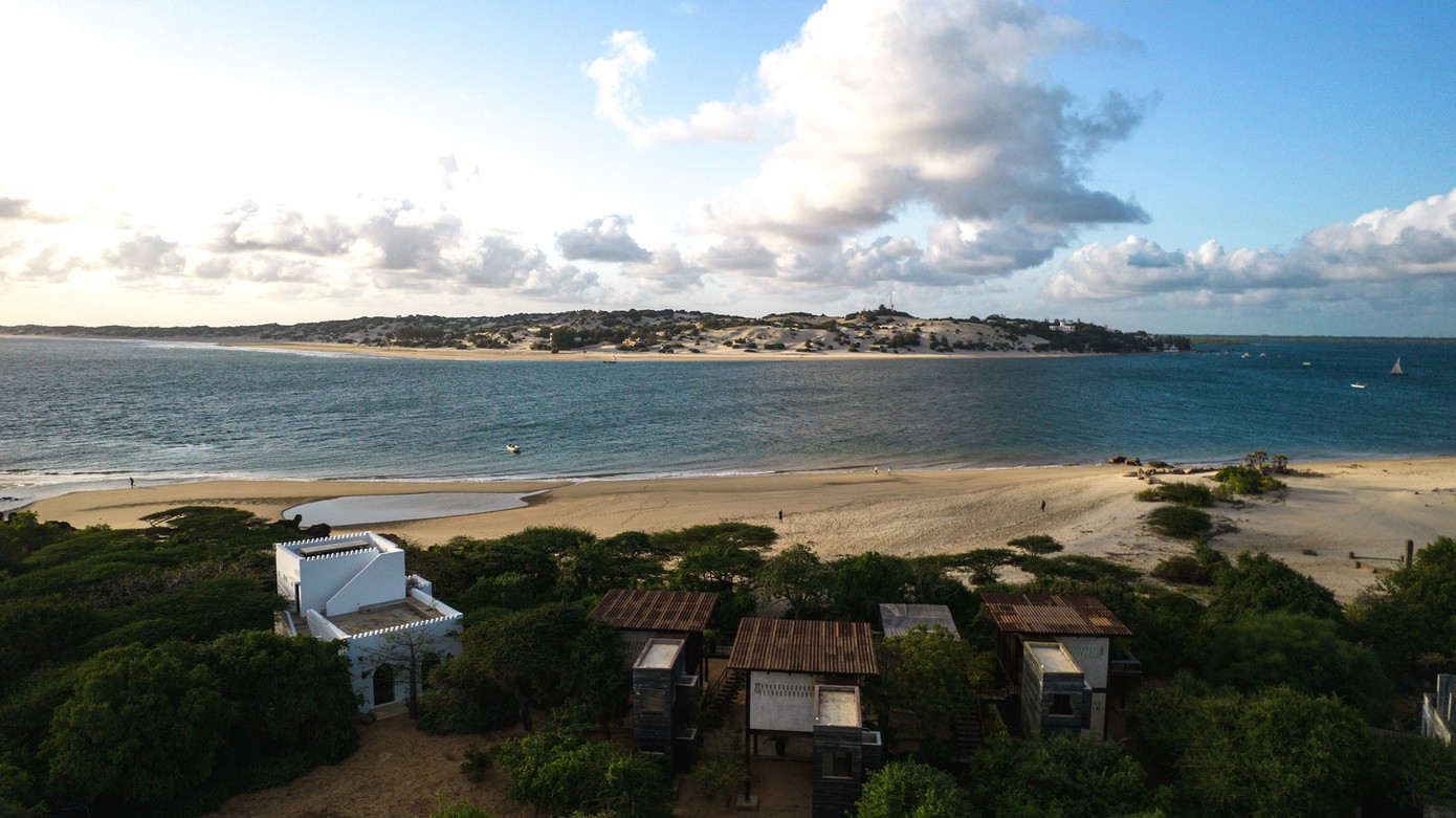 Những ngôi nhà tổ chim này được xây dựng trên một hòn đảo không có điện và nước sinh hoạt, nhằm khai thác sức mạnh của thiên nhiên và thích ứng với điều kiện thời tiết.