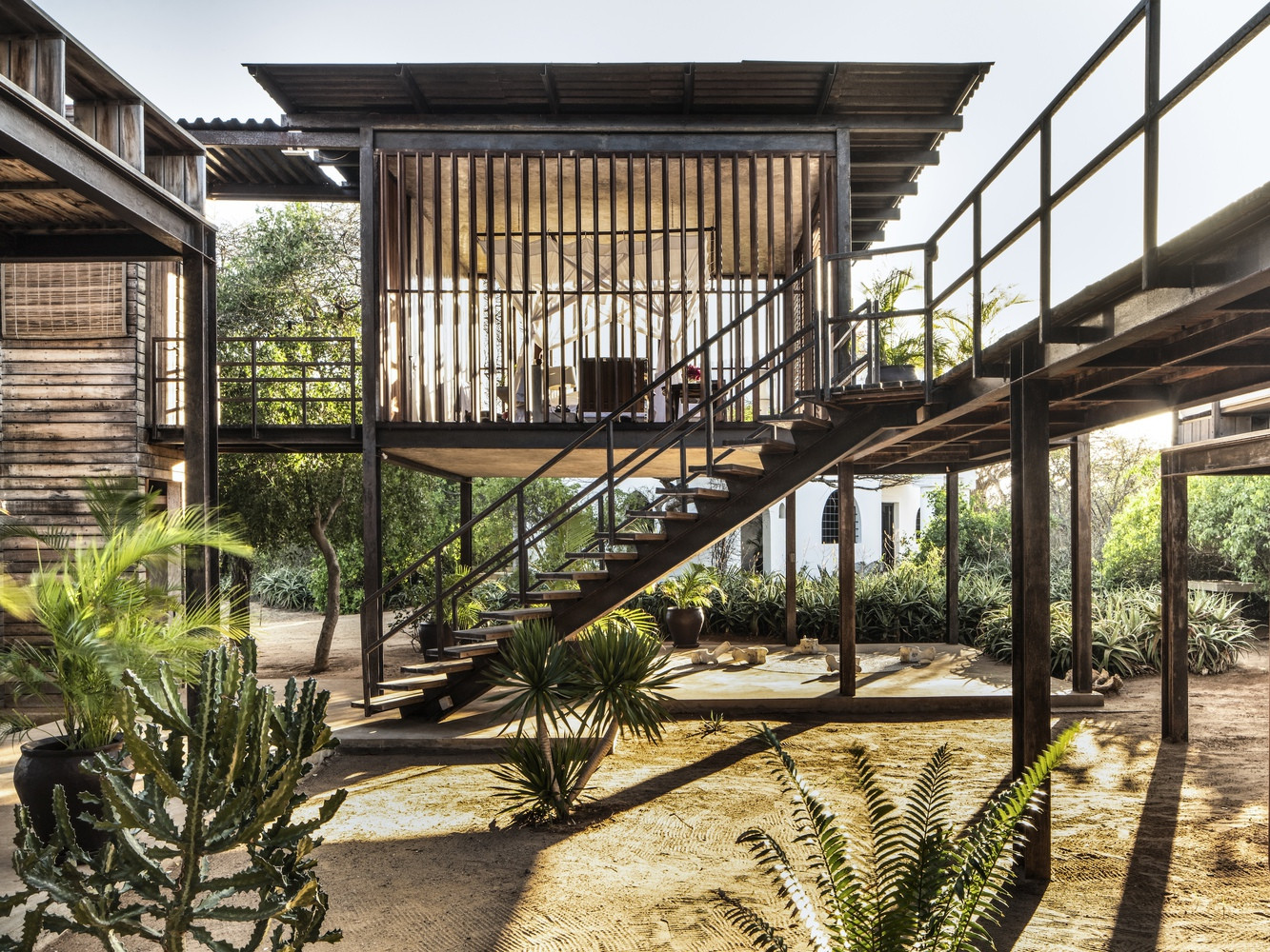 Bố cục của khu nhà bao gồm các phòng riêng biệt, cho phép gió biển lưu thông để làm mát một cách tự nhiên, loại bỏ sự cần thiết của điều hòa không khí.