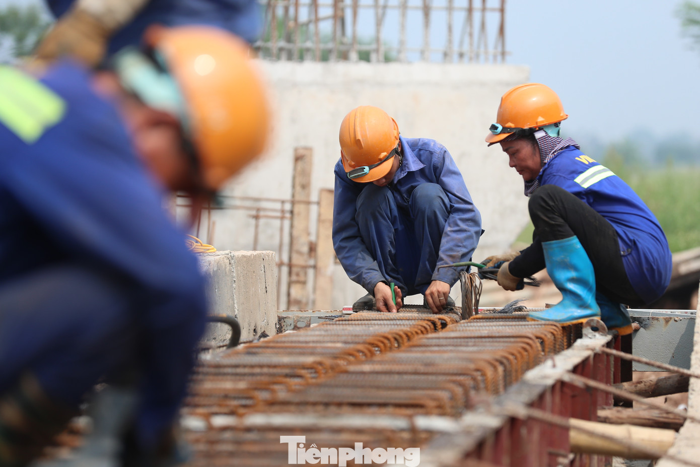 Cũng theo ông Nguyễn Hoàng Hải, hiện đơn vị đã huy động 300 cán bộ, công nhân cùng hơn 200 máy móc các loại thi công 3 ca liên tục mỗi ngày.