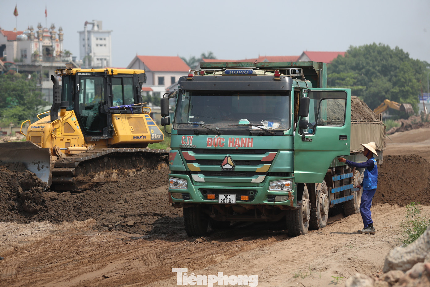 Ghi nhận thực tế trong trưa 29/4, hàng trăm công nhân thi công dự án vành đai 4, gói thầu số 9 trên địa bàn huyện Hoài Đức và Đan Phượng vẫn đang cấp tập làm việc.