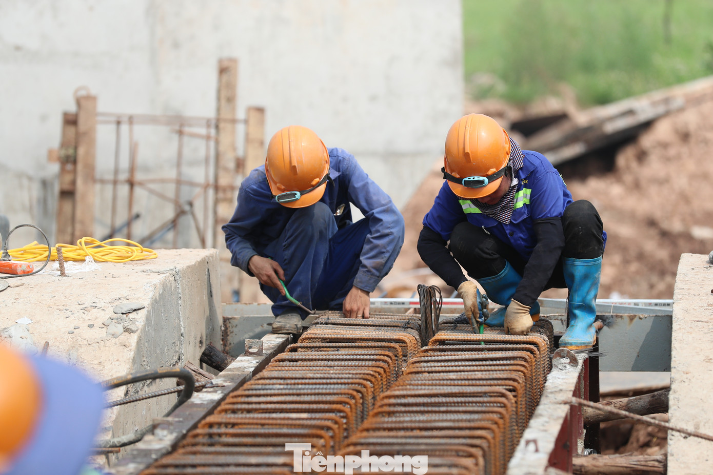 Thủ đô đang trải qua những ngày nắng nóng gay gắt, với nhiệt độ nhiều nơi lên đến 40 độ C trong dịp nghỉ lễ 30/4-1/5. Trước sự khắc nghiệt của thời tiết, trong khi nhiều gia đình lựa chọn đi du lịch để “giải nhiệt” thì có nhiều công nhân “đội nắng” thi công dự án đường vành đai 4.
