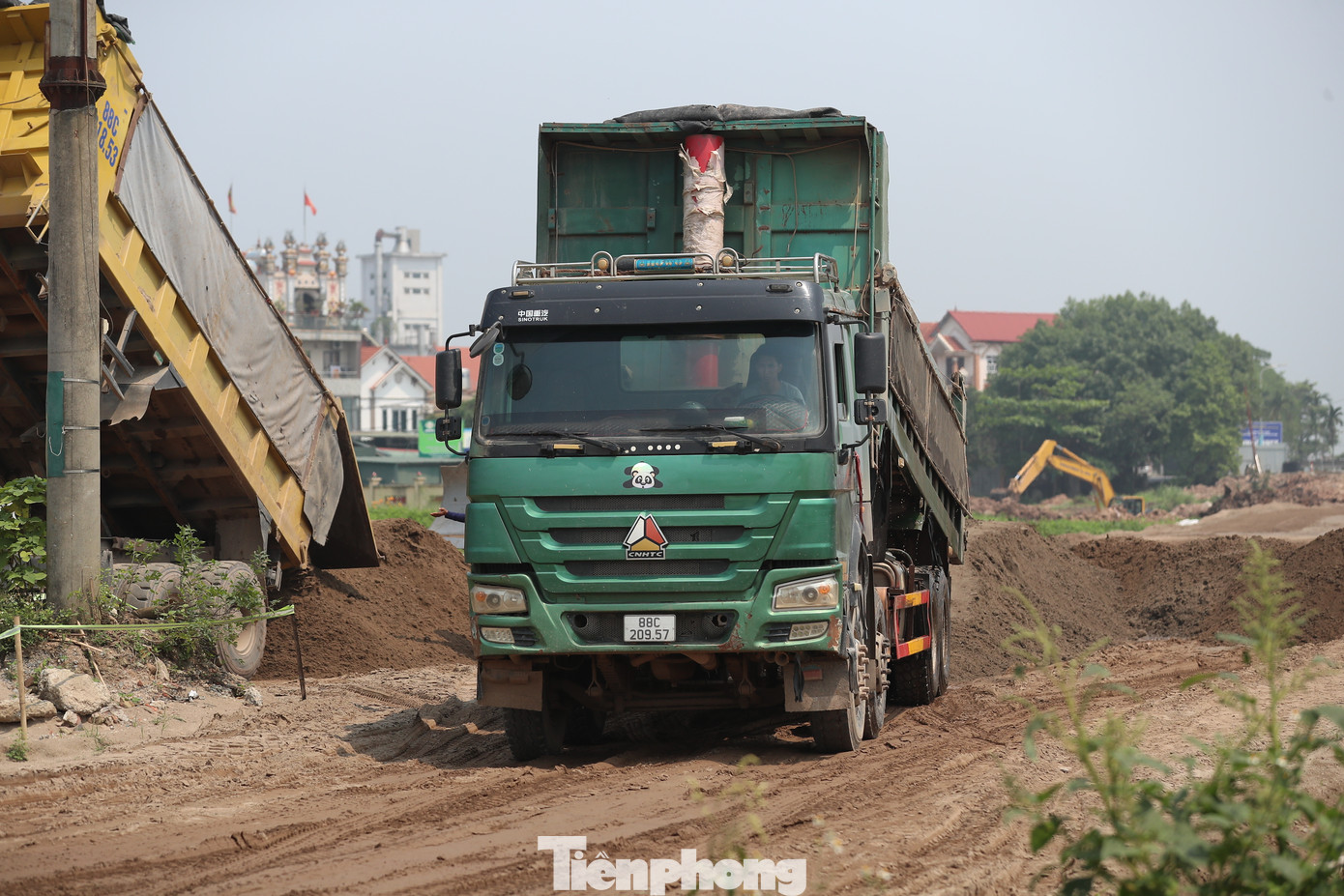 Để động viên tinh thần cán bộ, công nhân thi công, nhà thầu tổ chức nghỉ nửa ngày để liên hoan tại công trường.