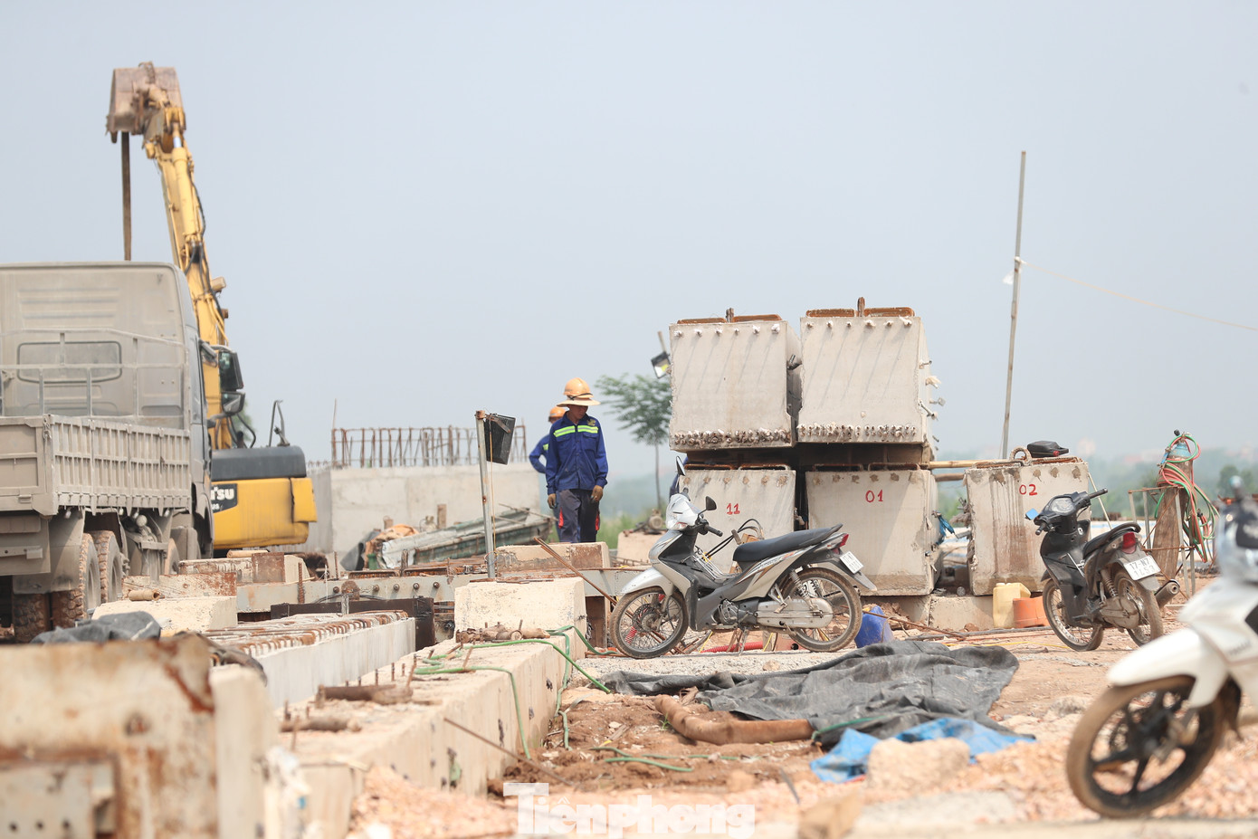 Ghi nhận thực tế trong trưa 29/4, hàng trăm công nhân thi công dự án vành đai 4, gói thầu số 9 trên địa bàn huyện Hoài Đức và Đan Phượng vẫn đang cấp tập làm việc.