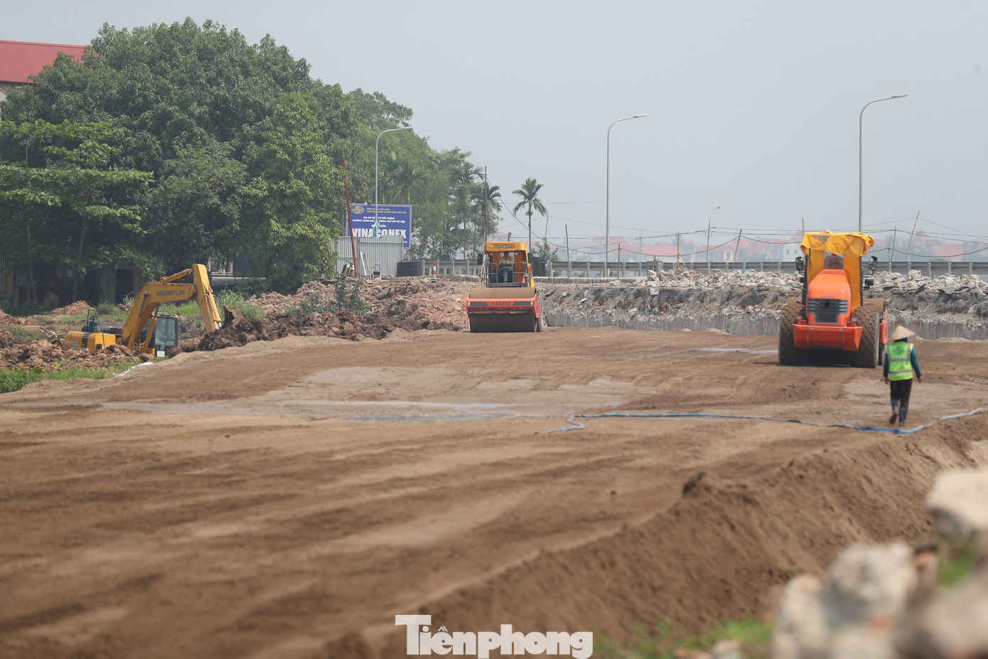 Trao đổi với PV Tiền Phong, ông Nguyễn Hoàng Hải - Chỉ huy trưởng gói thầu số 9 dự án đường vành đai 4 - cho biết: Thời tiết nắng nóng giúp đất đai khô ráo trong kỳ nghỉ lễ 30/4-1/5, chính là điều kiện thuận lợi để nhà thầu có thể tận dụng thi công nhiều hạng mục.