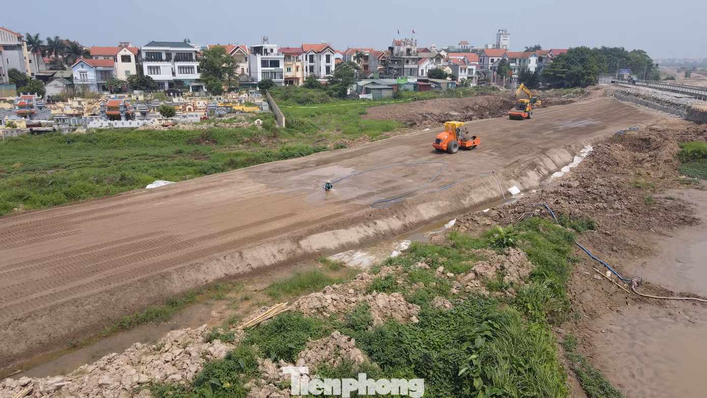 Tổng diện tích thu hồi giải phóng mặt bằng gần 240 ha, trong đó diện tích đất nông nghiệp gần 166 ha, liên quan gần 6.200 hộ dân.