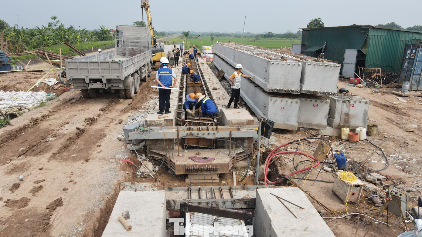 Công trường gói thầu số 9 đang duy trì 23 mũi thi công tại các hạng mục như: Xử lý đất yếu; cầu; đường… để đạt tiến độ đã cam kết với chủ đầu tư.