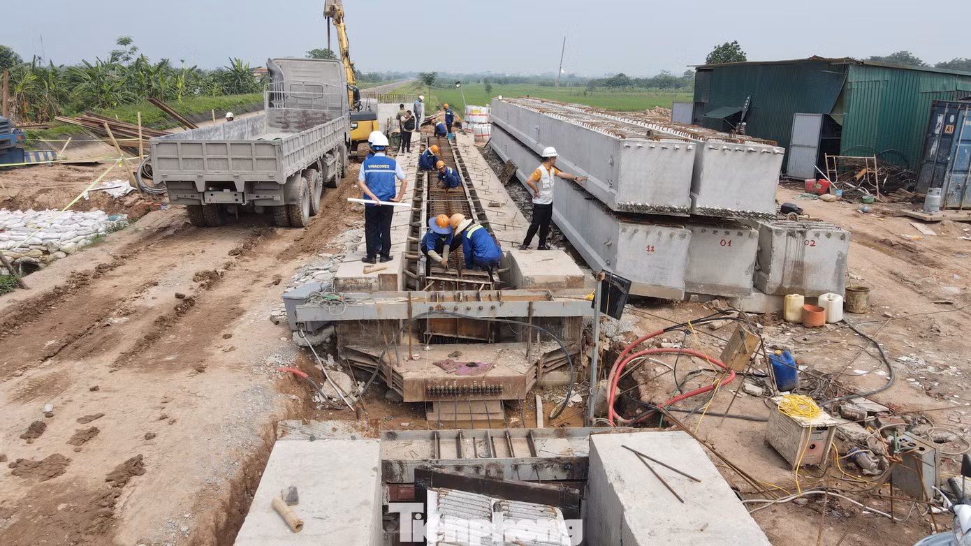 Công trường gói thầu số 9 đang duy trì 23 mũi thi công tại các hạng mục như: Xử lý đất yếu; cầu; đường… để đạt tiến độ đã cam kết với chủ đầu tư.