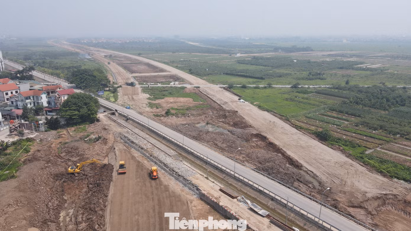 Dự án đầu tư xây dựng đường vành đai 4 - Vùng Thủ đô, đoạn qua địa bàn huyện Hoài Đức dài khoảng 17 km, đi qua địa phận 12 xã gồm Đức Thượng, Minh Khai, Dương Liễu, Cát Quế, Yên Sở, Đắc Sở, Tiền Yên, Song Phương, An Thượng, An Khánh, La Phù, Đông La.
