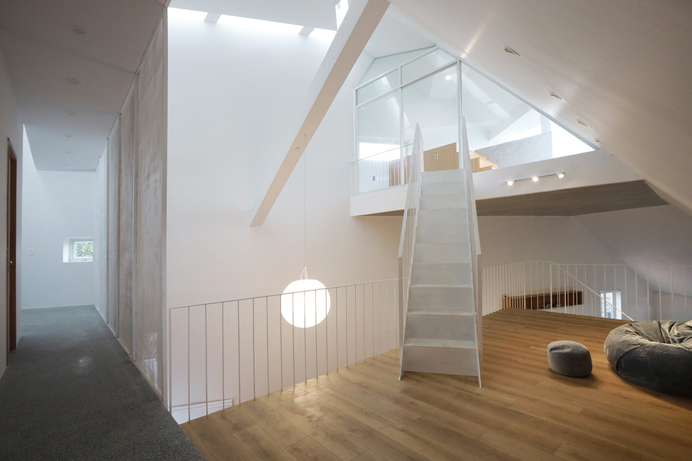 Tầng 3 là không gian sinh hoạt chung, phòng ngủ nhỏ và phòng thờ.