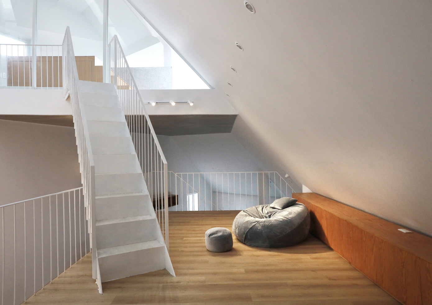 Với công trình này, kiến trúc sư muốn tạo ra chuỗi cảm giác trải nghiệm, hướng nội, tĩnh lặng, riêng tư nhưng vẫn gắn kết với thiên nhiên, giữa các yếu tố bên trong và bên ngoài, thay vì ngăn cách, khóa chặt.