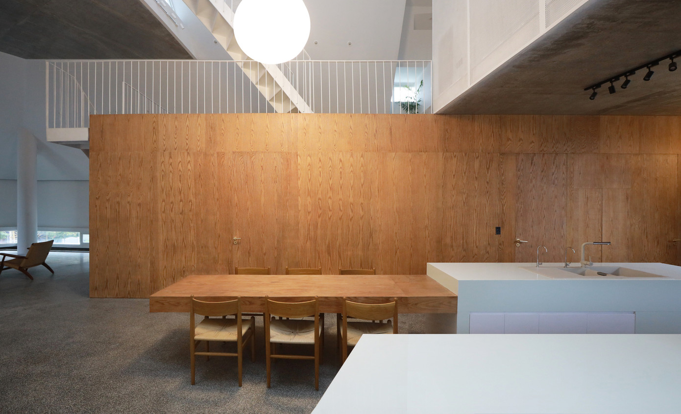 Với công trình này, kiến trúc sư muốn tạo ra chuỗi cảm giác trải nghiệm, hướng nội, tĩnh lặng, riêng tư nhưng vẫn gắn kết với thiên nhiên, giữa các yếu tố bên trong và bên ngoài, thay vì ngăn cách, khóa chặt.