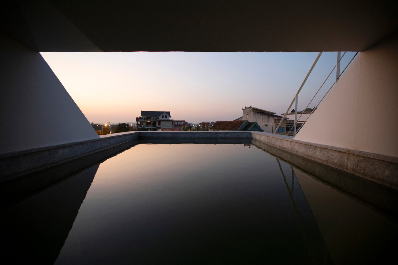 Hệ mái nghiêng giống như sườn núi, mở ra khung trời êm đềm nhưng vẫn đảm bảo tách biệt với sự ồn ào bên ngoài, tạo sự riêng tư cho gia chủ.