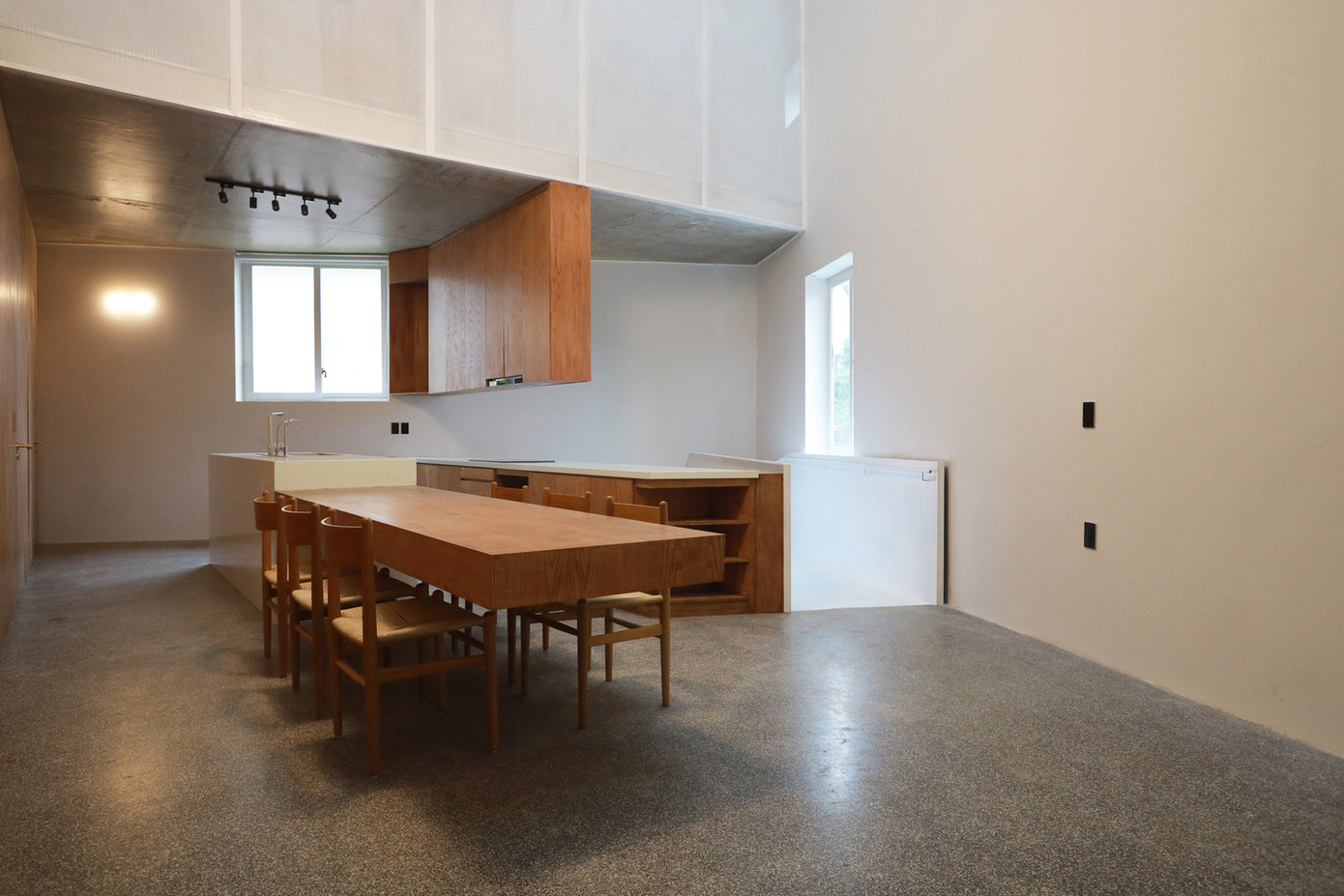 Chức năng sinh hoạt và làm việc của gia đình được đẩy lên các tầng trên, trong đó có tầng 2 với các phòng ngủ, bếp – phòng ăn và phòng khách.