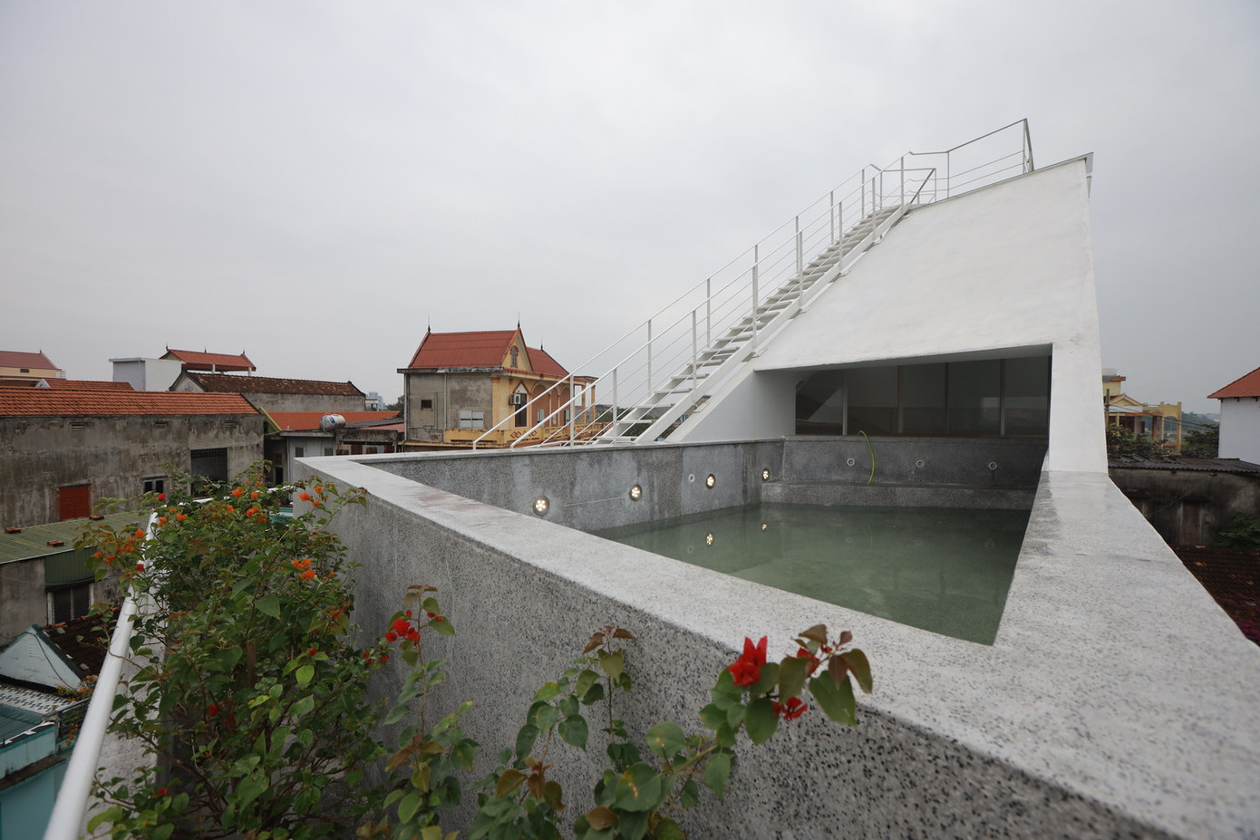 Hệ mái nghiêng giống như sườn núi, mở ra khung trời êm đềm nhưng vẫn đảm bảo tách biệt với sự ồn ào bên ngoài, tạo sự riêng tư cho gia chủ.