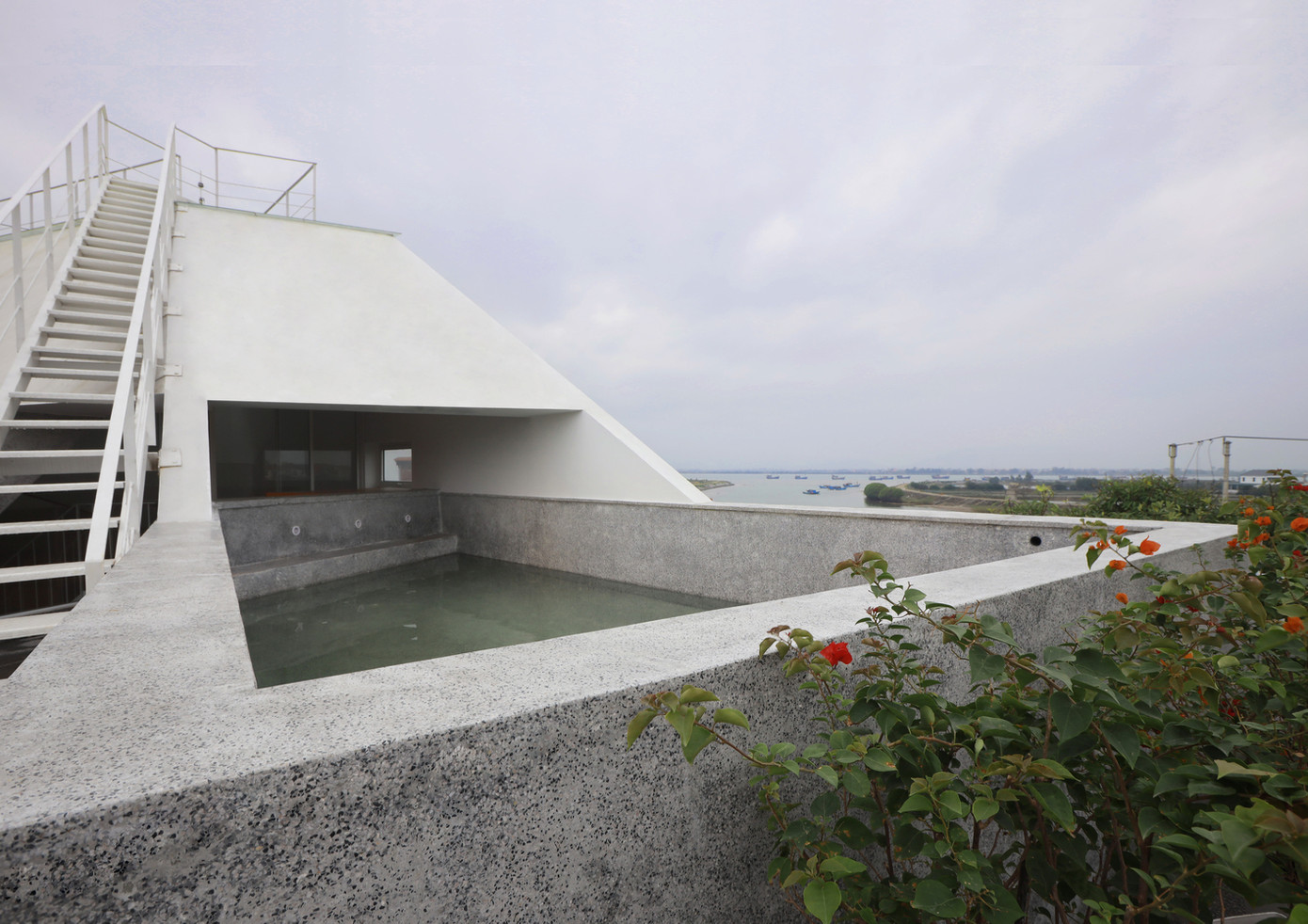 Tầng áp mái là hồ bơi ngoài trời nhìn ra cảnh quan thiên nhiên bên ngoài.