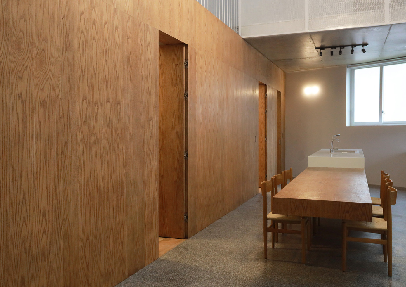 Các phòng ngủ riêng được đề xuất với diện tích tối thiểu nhằm đảm bảo không gian sinh hoạt chung được thông thoáng, để các thành viên trong gia đình có thể kết nối, tương tác.