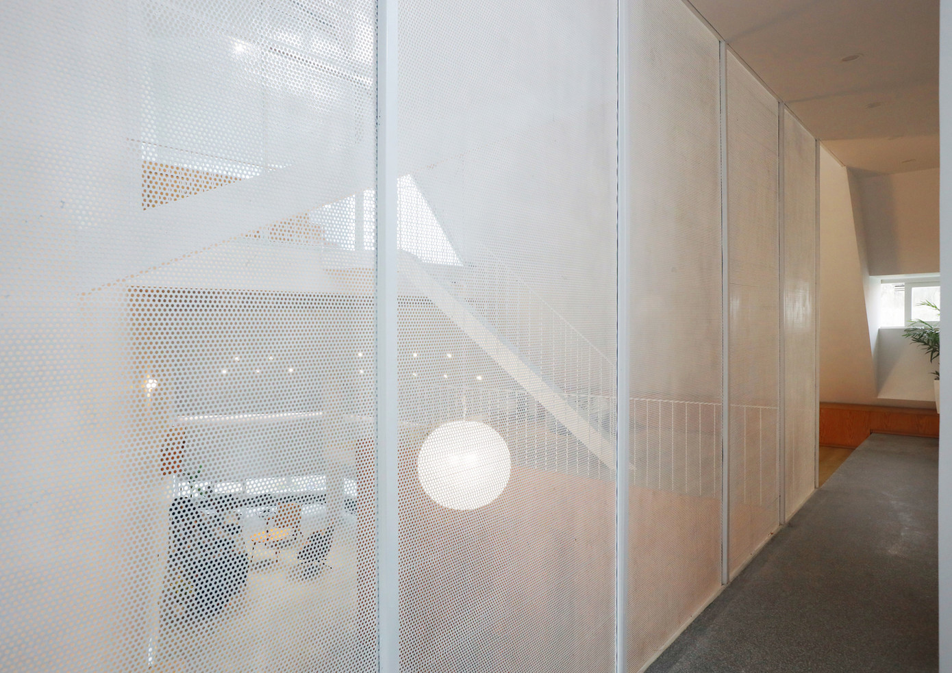 Các phòng ngủ riêng được đề xuất với diện tích tối thiểu nhằm đảm bảo không gian sinh hoạt chung được thông thoáng, để các thành viên trong gia đình có thể kết nối, tương tác.