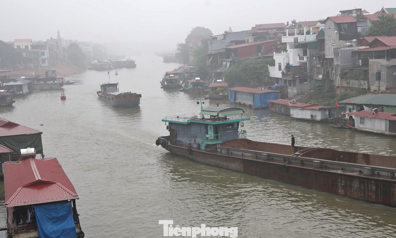 Đồng thời, UBND tỉnh Bắc Ninh cũng chỉ đạo lực lượng chức năng cắm biển cảnh báo, làm hệ thống rào chắn, theo dõi sát diễn biến sự cố, chuẩn bị sẵn sàng đầy đủ vật tư, nhân lực, trang thiết bị cần thiết để có thể huy động ngay nếu sự cố phát triển thêm ảnh hưởng đến an toàn của người, tài sản của nhân dân và an toàn đê điều, đồng thời xây dựng phương án, kịch bản sơ tán dân khỏi khu vực sự cố.
