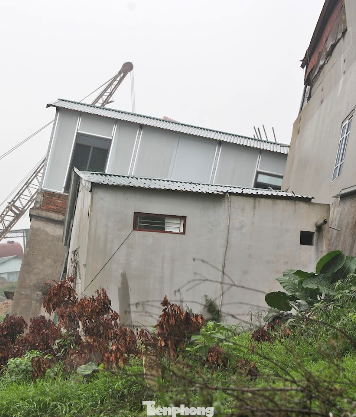 Qua quan sát, có 3 ngôi nhà 2 tầng phía rìa sông đổ nghiêng về phía những ngôi nhà còn. Trong đó, có 2 ngôi nhà đổ sập vào nhau khiến hai công trình này nứt vỡ nghiêm trọng.