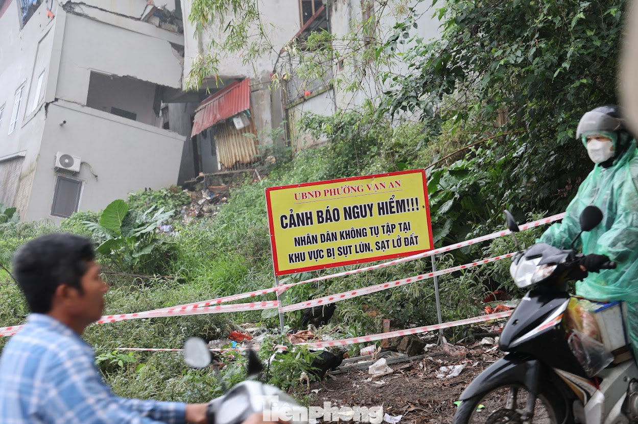 “Chúng tôi đã đặt biển và căng dây cảnh báo nguy hiểm. Bố trí cán bộ túc trực 24 / 24 để theo dõi, không cho người dân vào các khu vực nguy hiểm. Song song đó, chúng tôi cho di dời người dân đến các khu vực an toàn như nhà văn hóa của khu phố, nhà thờ giáo xứ Việt Đức và lên nhà người thân của các gia đình để tạm lánh, trong thời gian chờ Nhà nước có các biện pháp khắc phục”, ông Đặng Thanh Ngân thông tin.