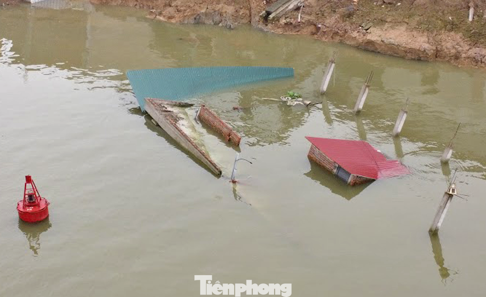 Chia sẻ với PV, bà Nguyễn Thị Thao (60 tuổi) là chủ hộ của một trong các ngôi nhà bị sụt lún nghẹn ngào cho biết gia đình bà sinh sống bên ven sông Cầu đã ngót nghét hơn 2 thập kỷ. Khi nhìn thấy ngôi nhà, chuồng trại và tài sản gia đình tích cóp bao năm lún dần theo dòng sông bà chỉ biết ứa nước mắt vì xót của và bất lực.